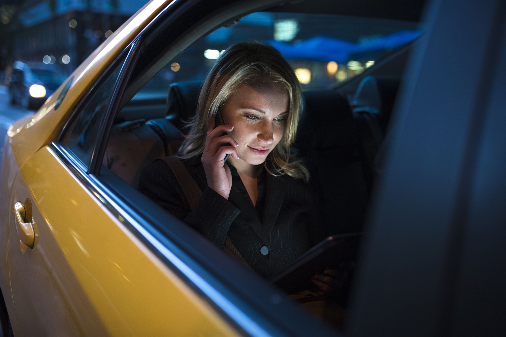 Cliente interesado revisando vehículo