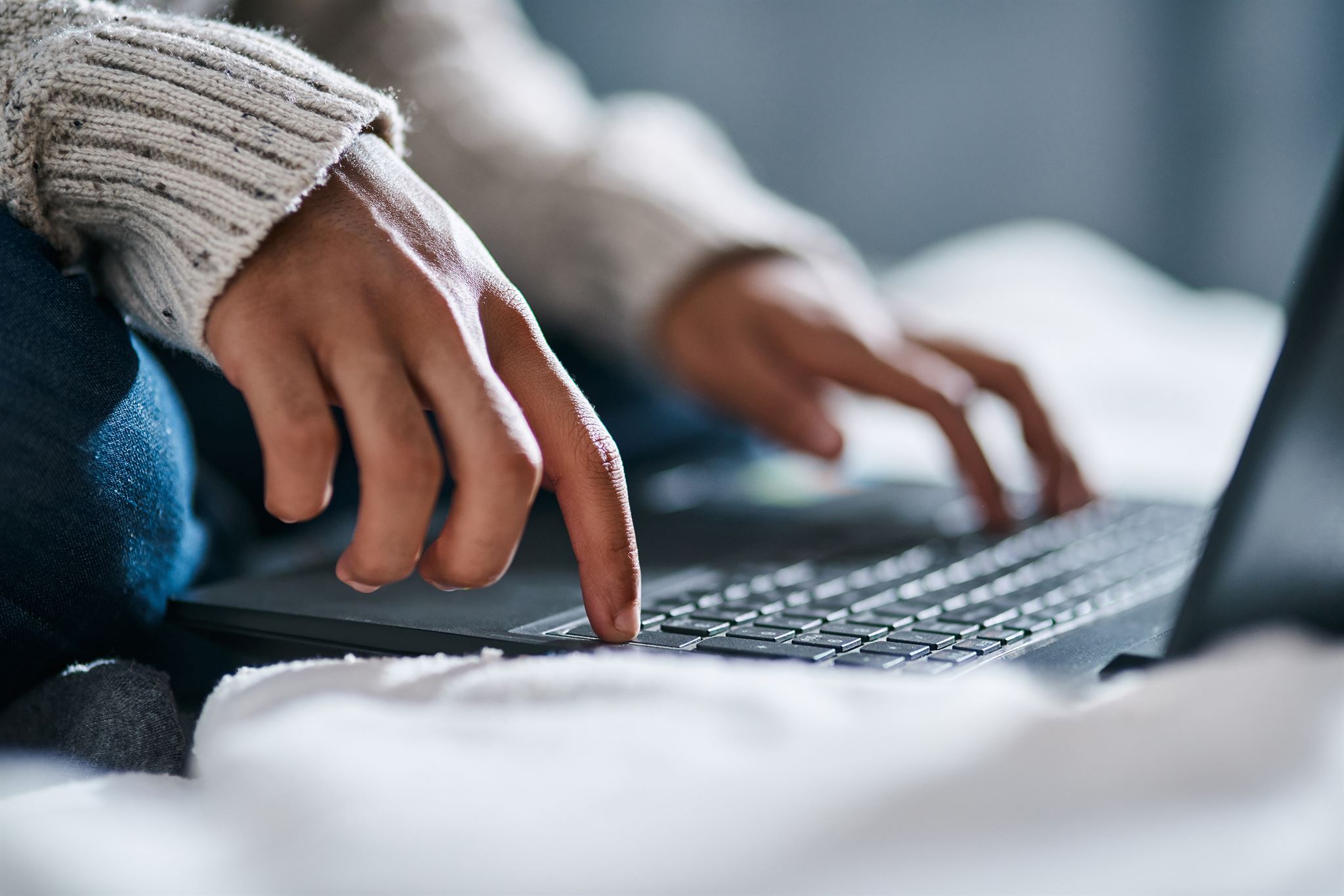 Attendee updating session schedule on laptop