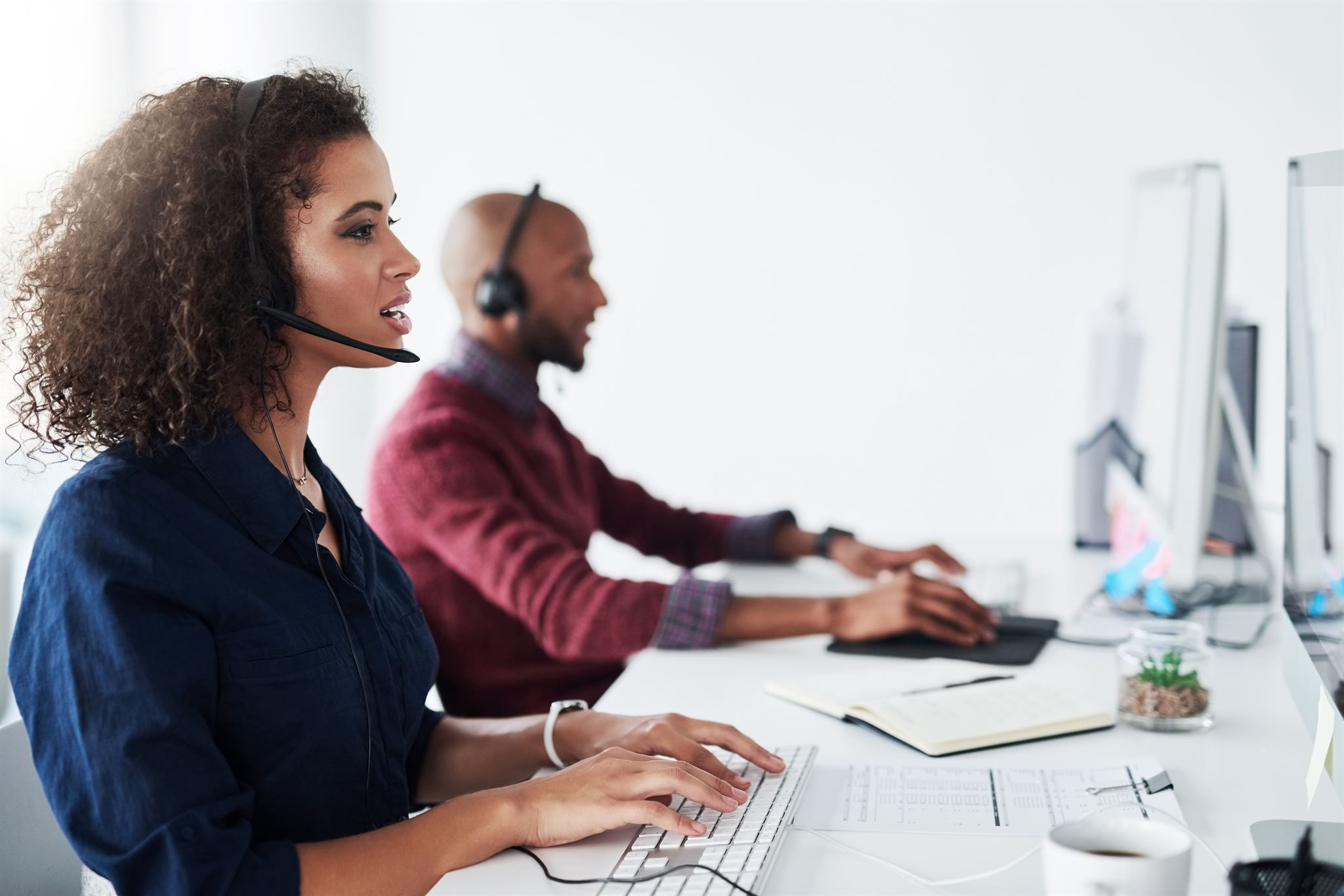 顧客サポートチームの会議風景