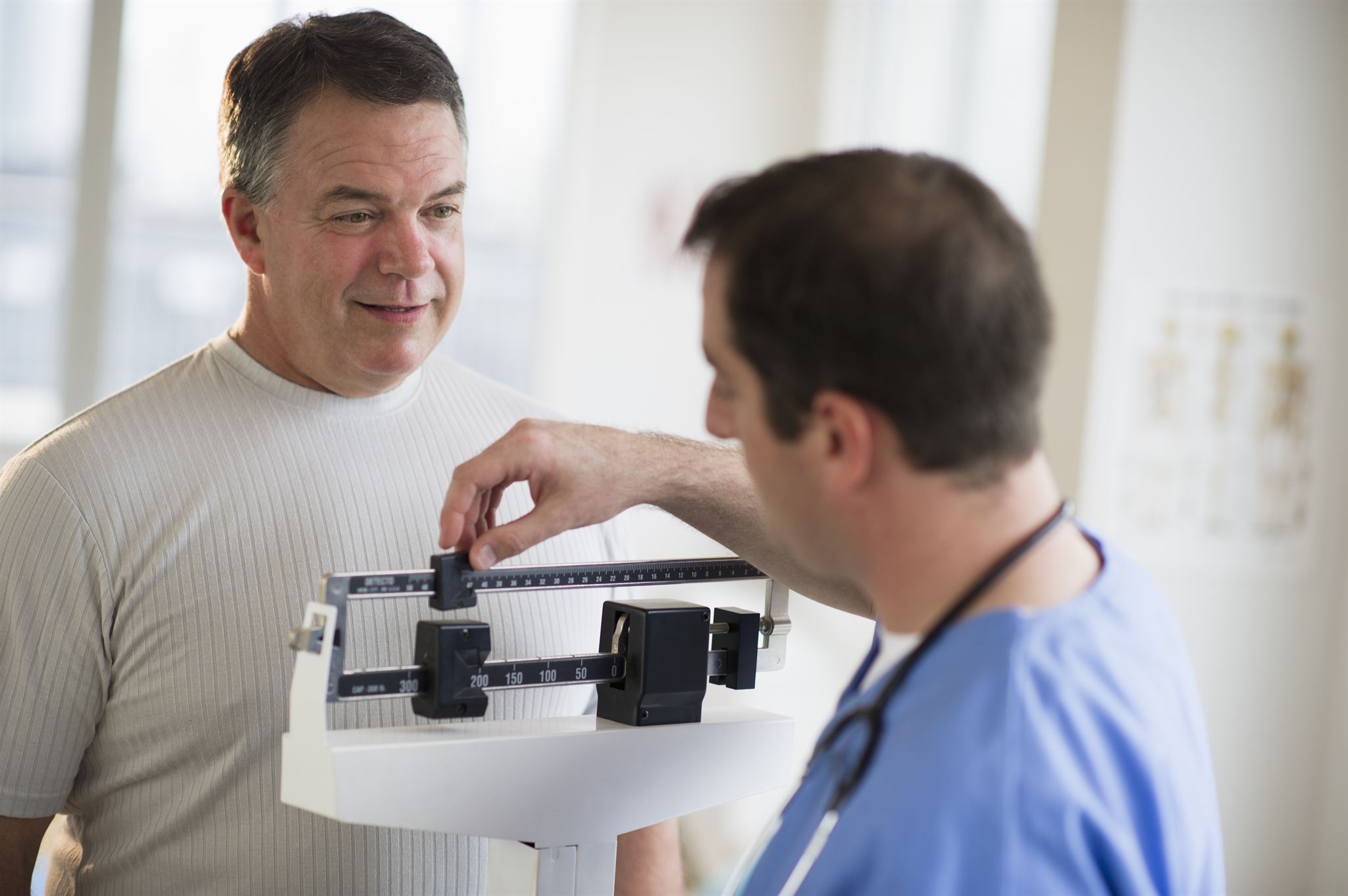 Professionnel consultant une fiche intervention