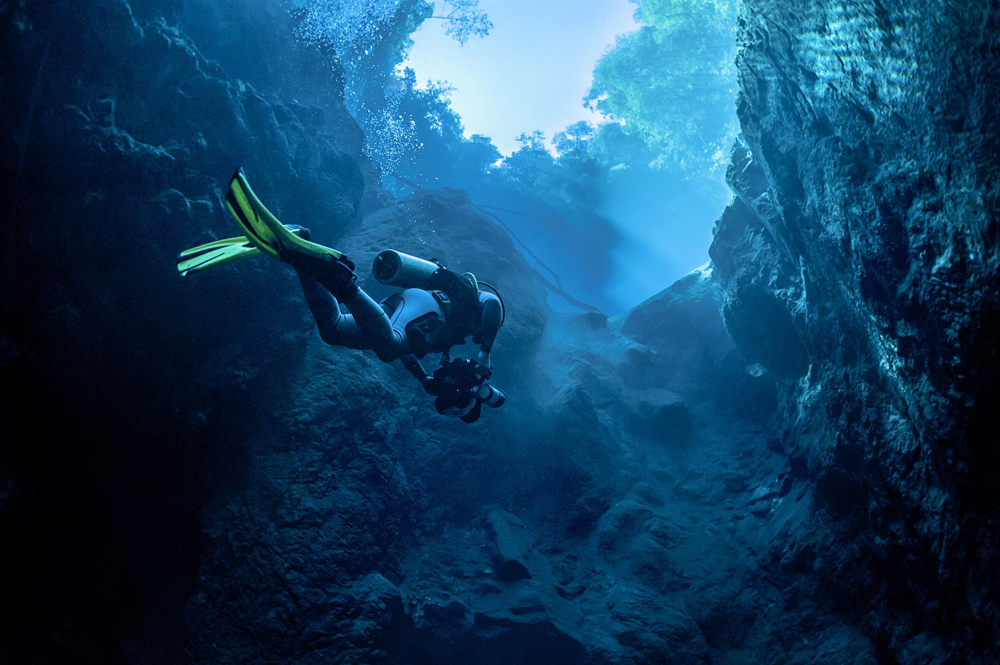 Divers cleaning ocean