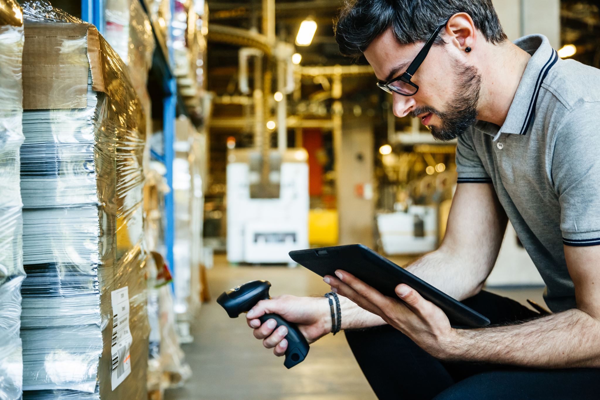 Store employee checking order status on tablet