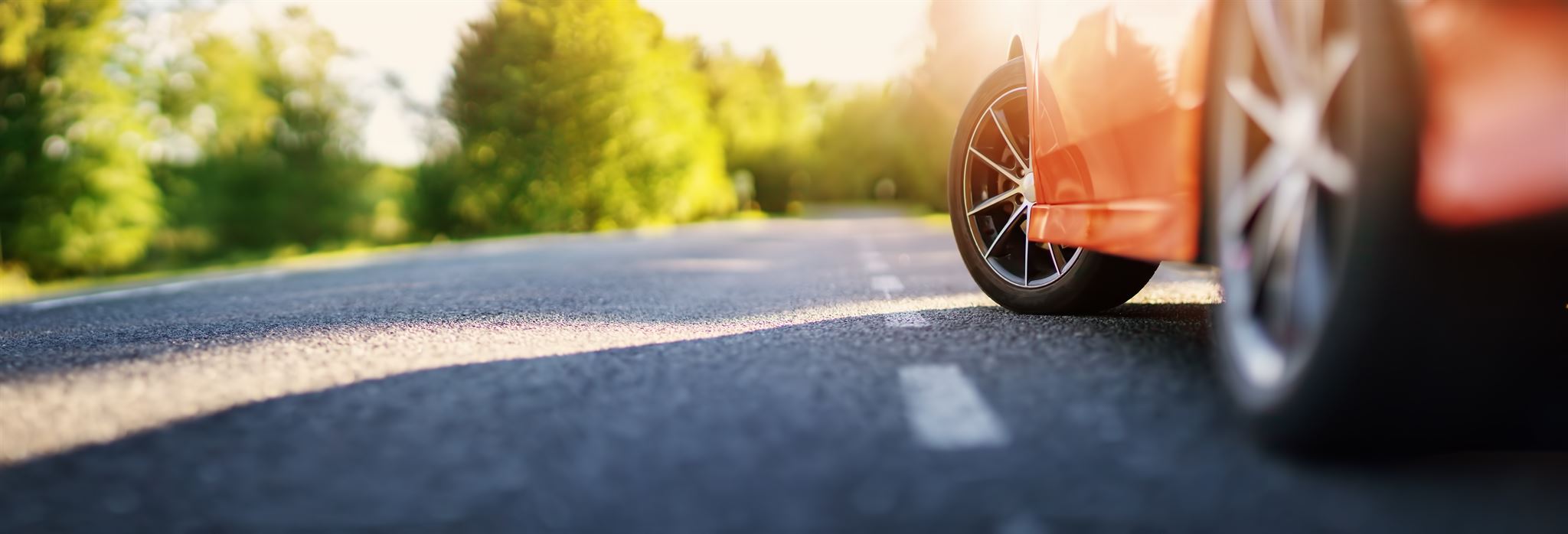 Auto compacto azul estacionado