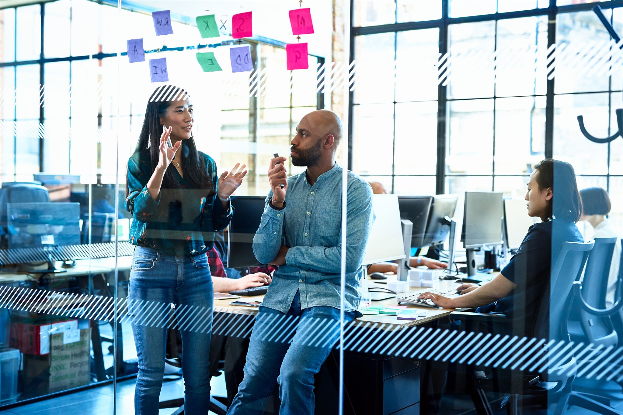 Équipe OCI collaborant dans un bureau moderne