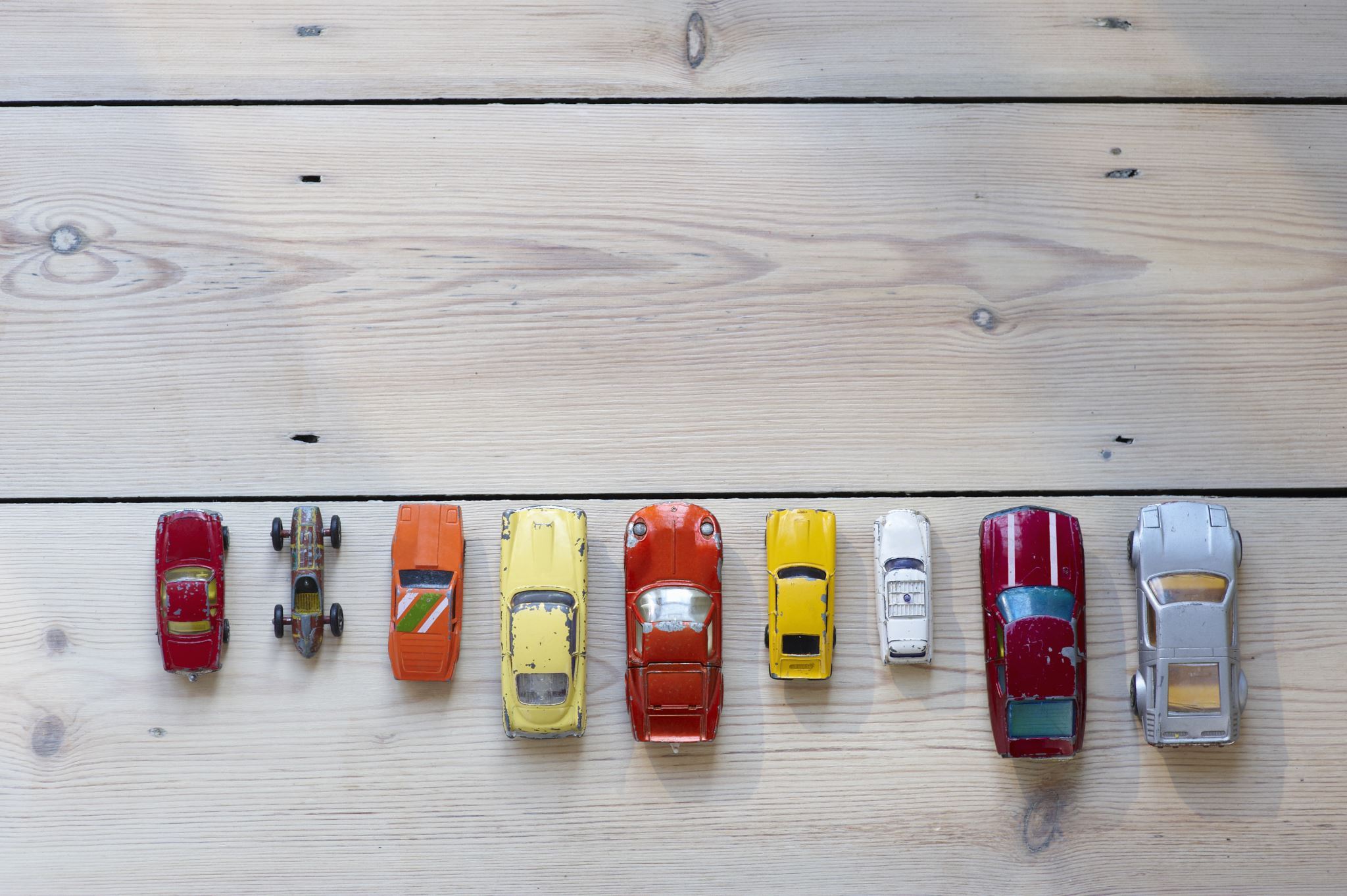 Variedad de vehículos en exhibición