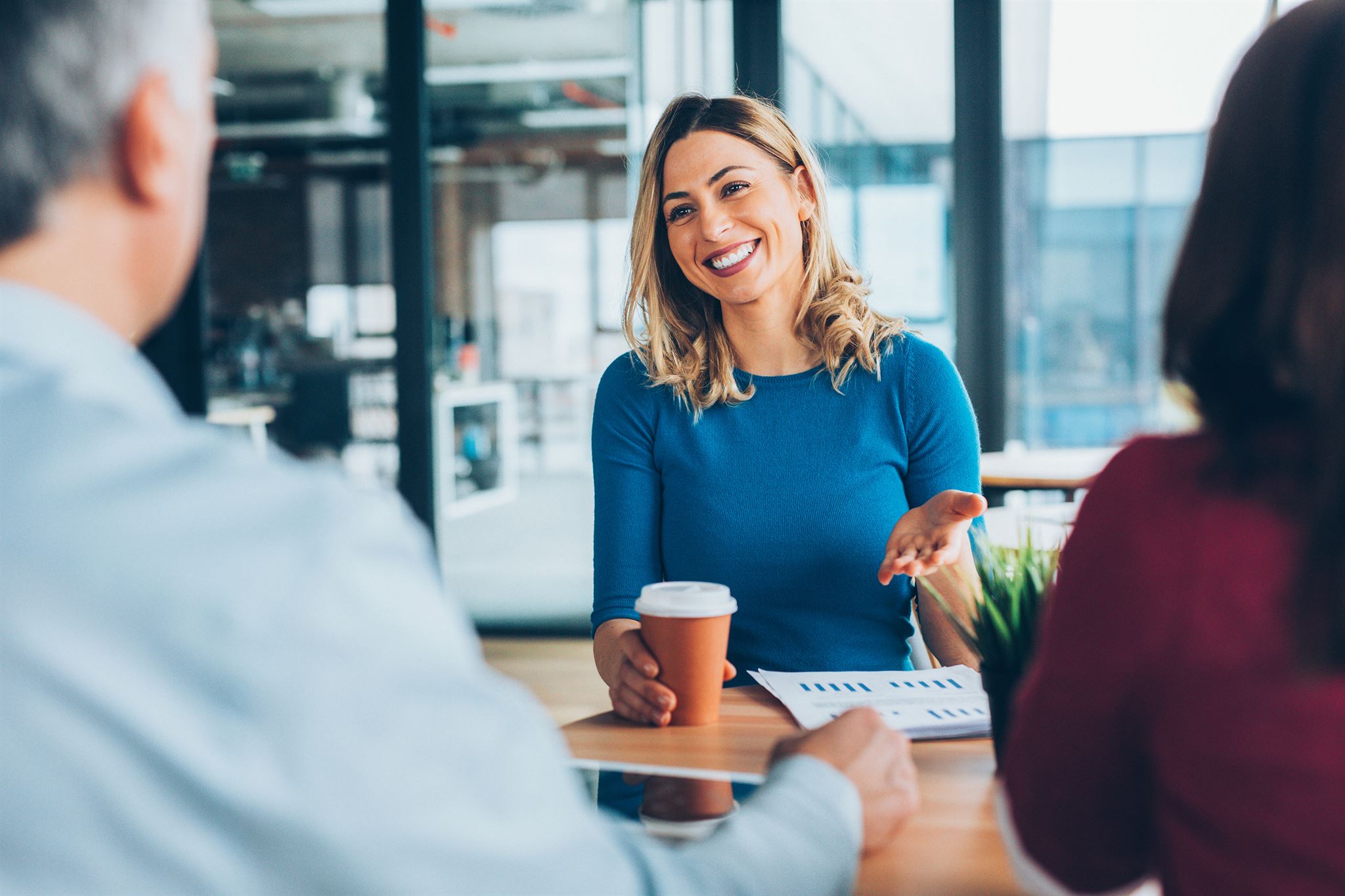 満足した顧客がフィードバックをしている様子