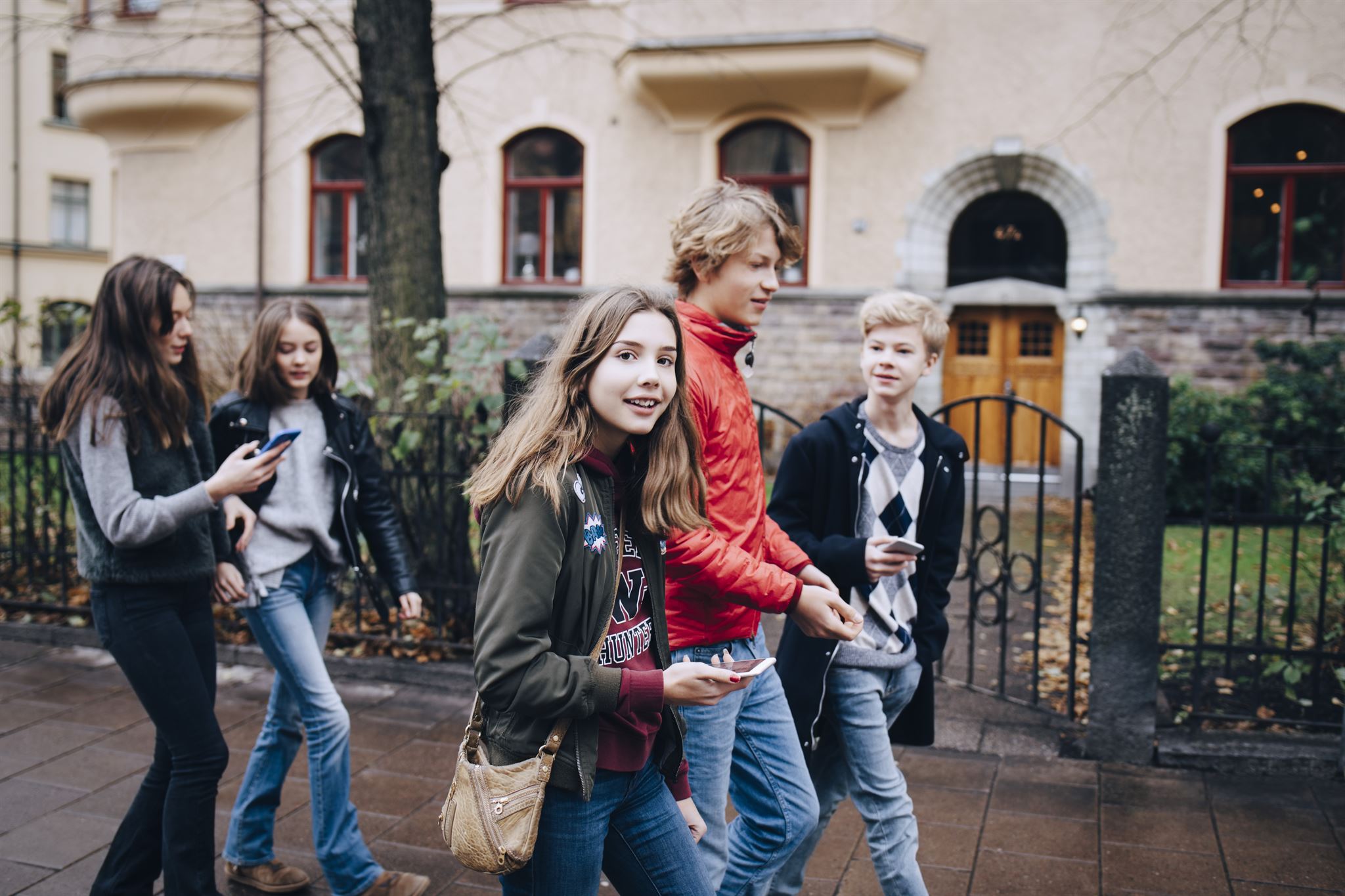 Diákok a szerzetesi iskola udvarán