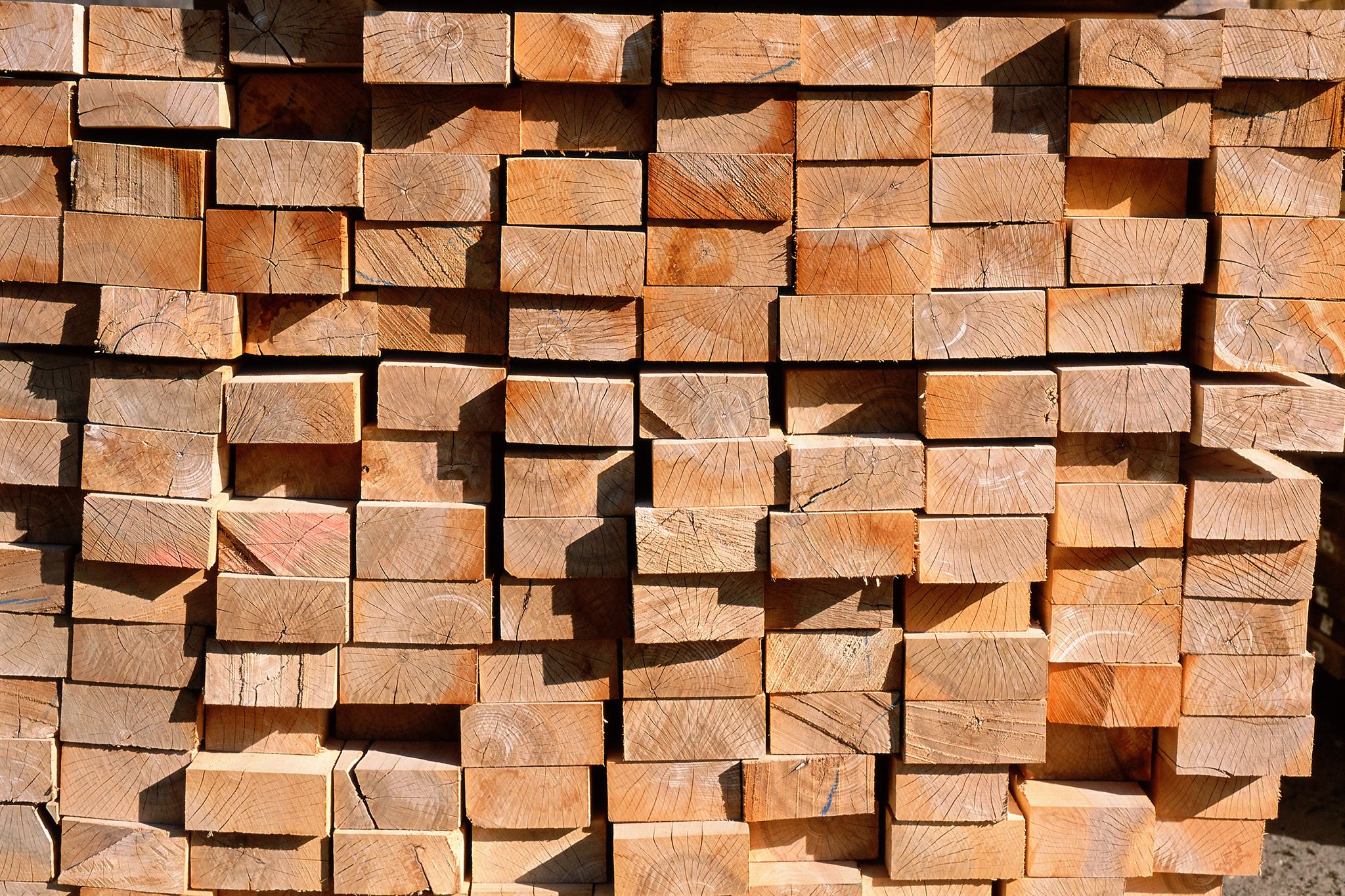Holzbalken und Bretter
