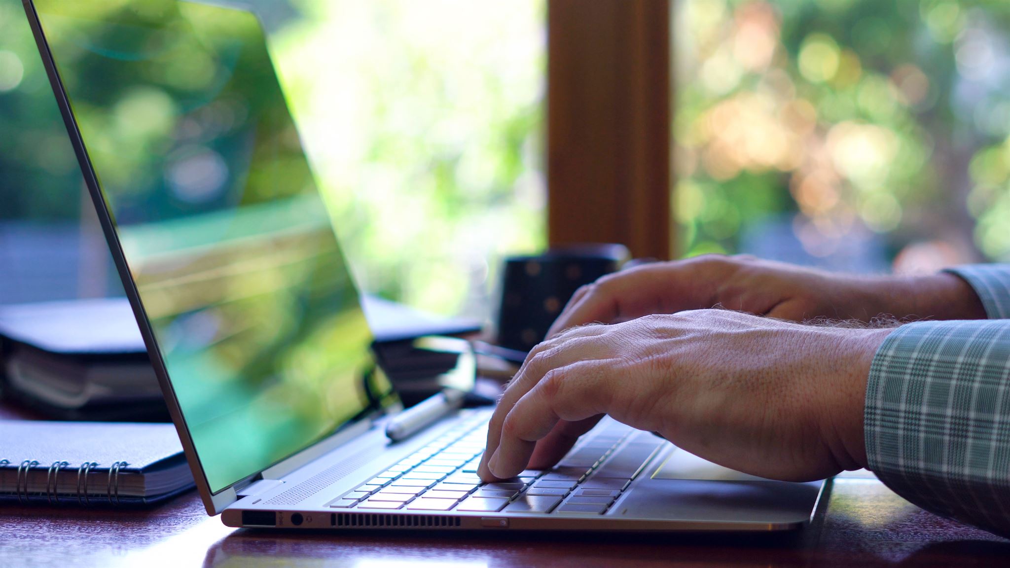 Freelancer trabajando en laptop
