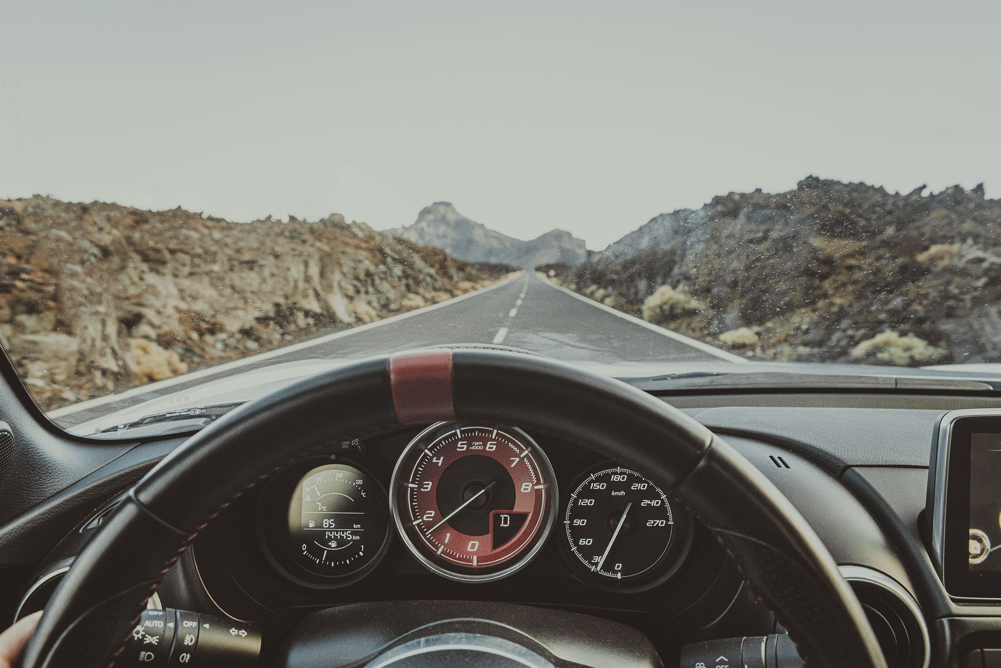 Interior de sala de exhibición de autos