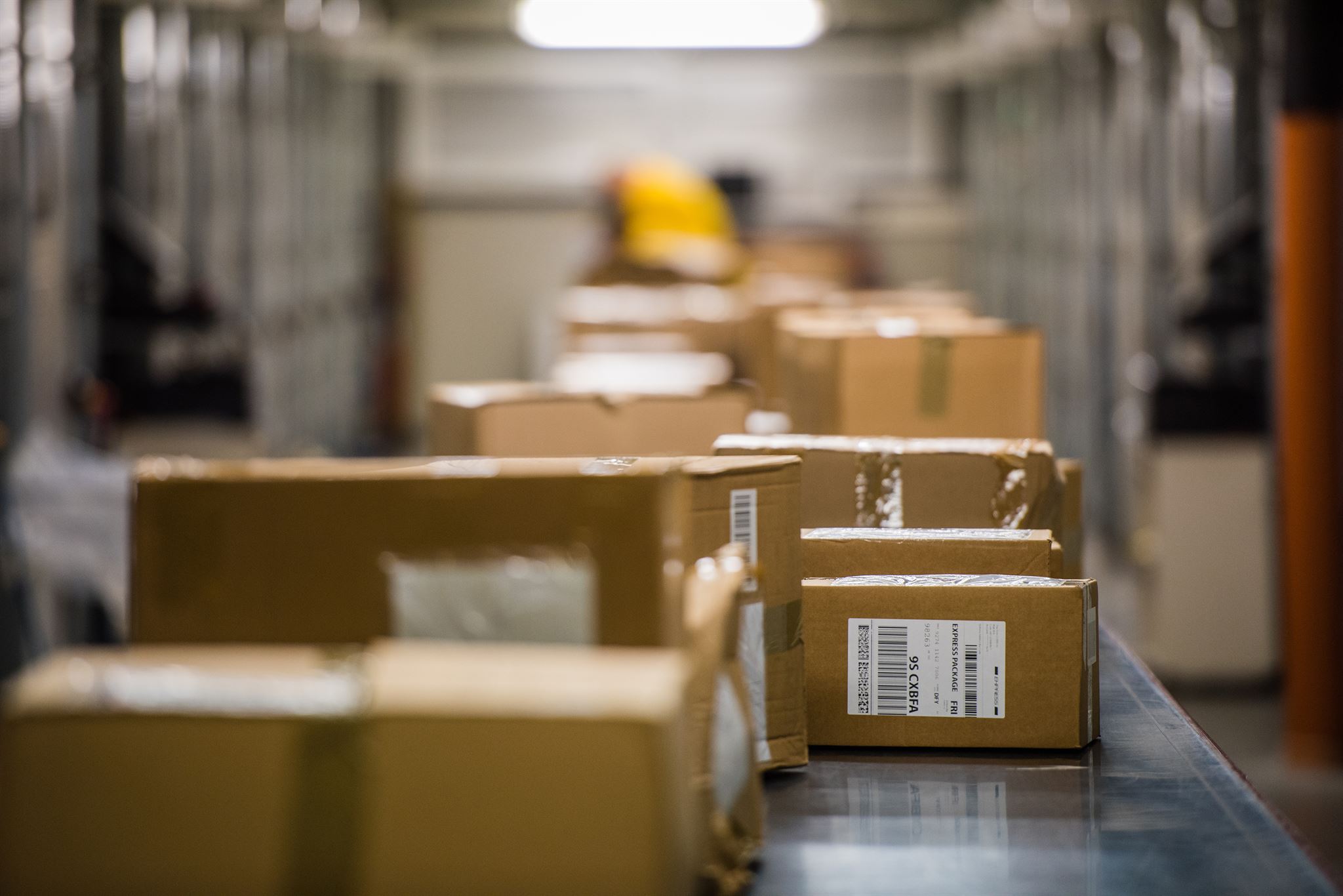 Supplier packing garment boxes