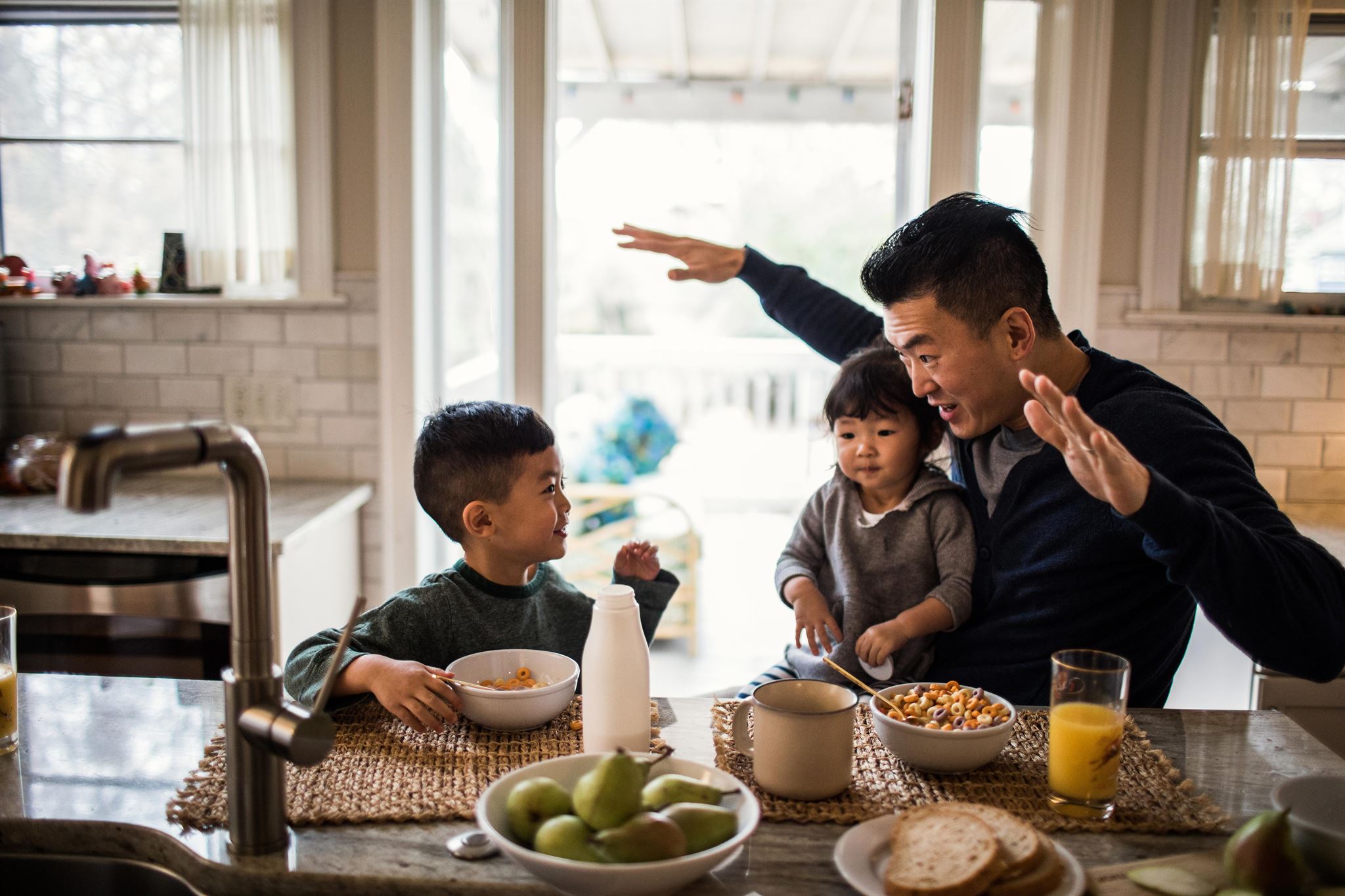 Família feliz com alimentos saudáveis