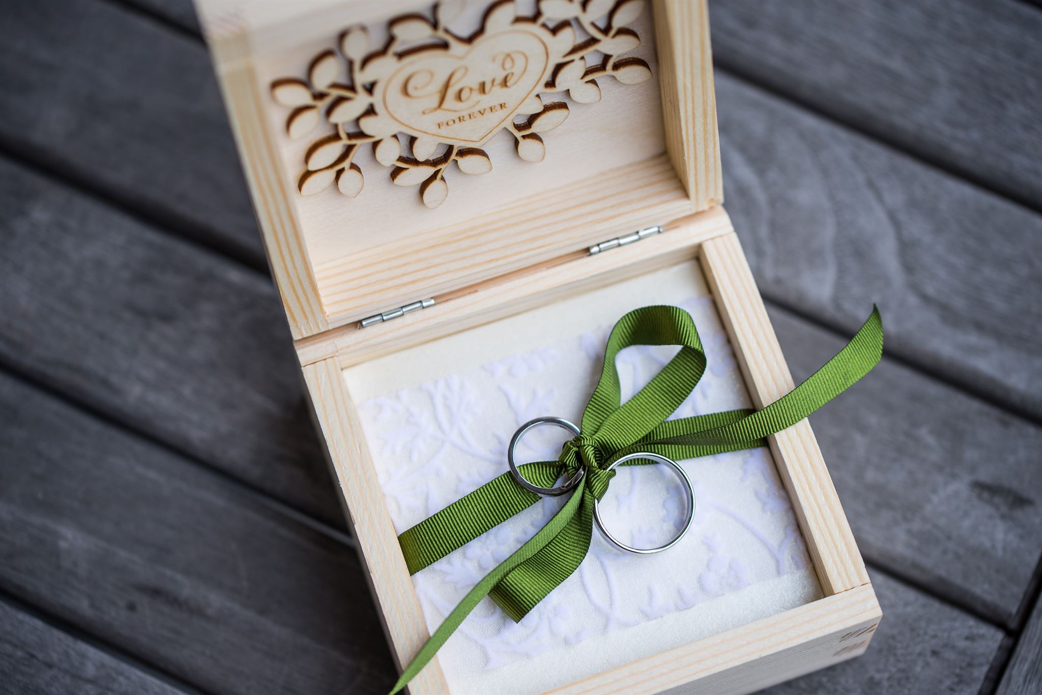 Wedding invitation with floral design