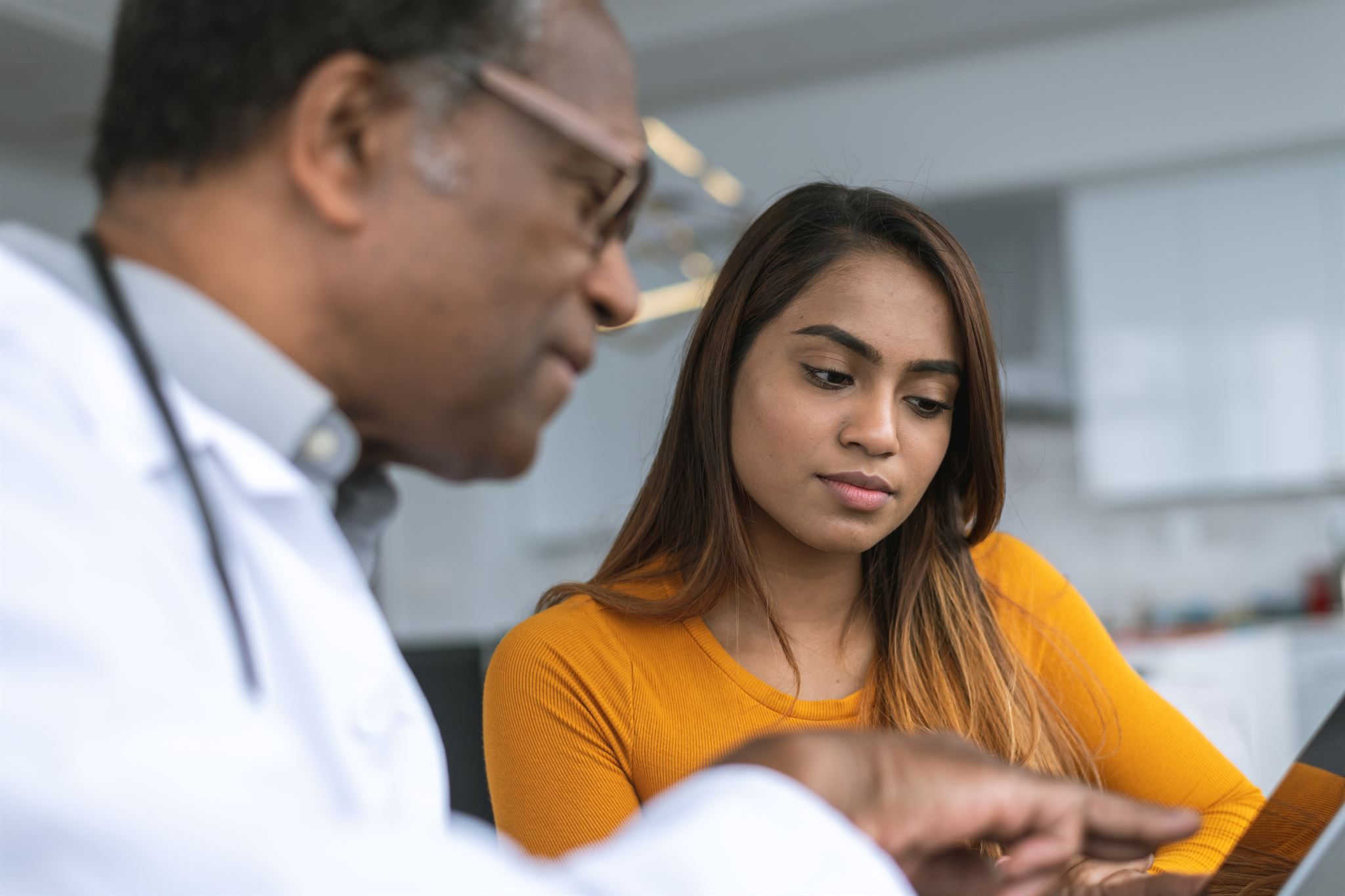 Forensic accountant consulting with client